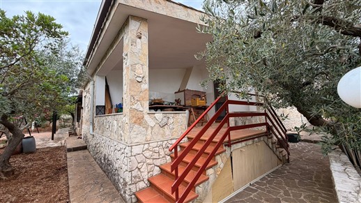 Villa Di 3 Vani e Acc. In Buono Stato, Rivestita In Pietra e Recintata.